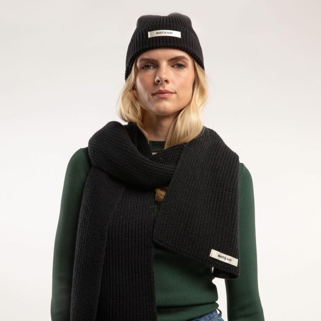 Už máte vymyšlené dárky na letošní Vánoce? Tento krásný set šála a čepice WYNN z teplé a měkoučké organické bavlny...